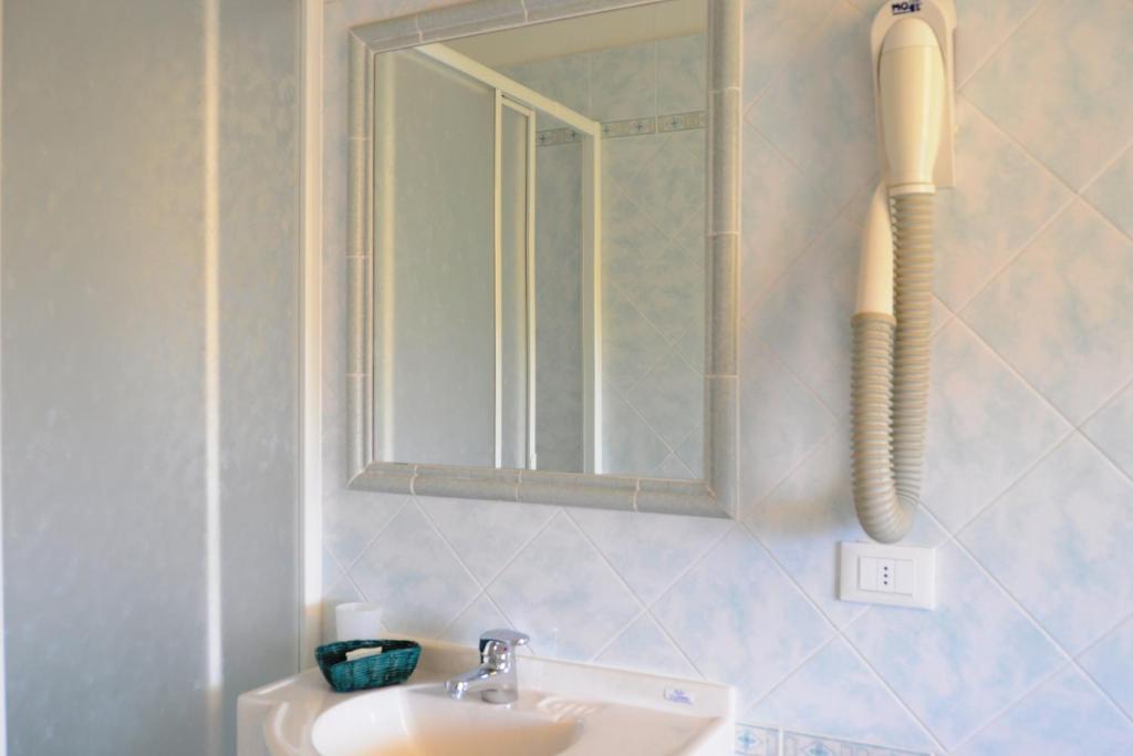 Hotel Azzurra Марина-ди-Пьетрасанта Номер фото