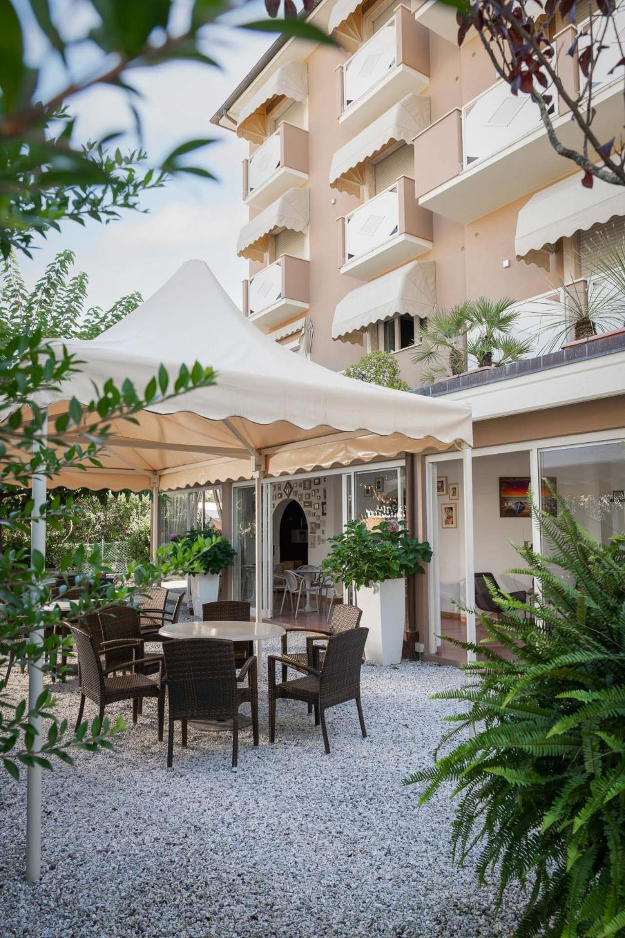 Hotel Azzurra Марина-ди-Пьетрасанта Экстерьер фото