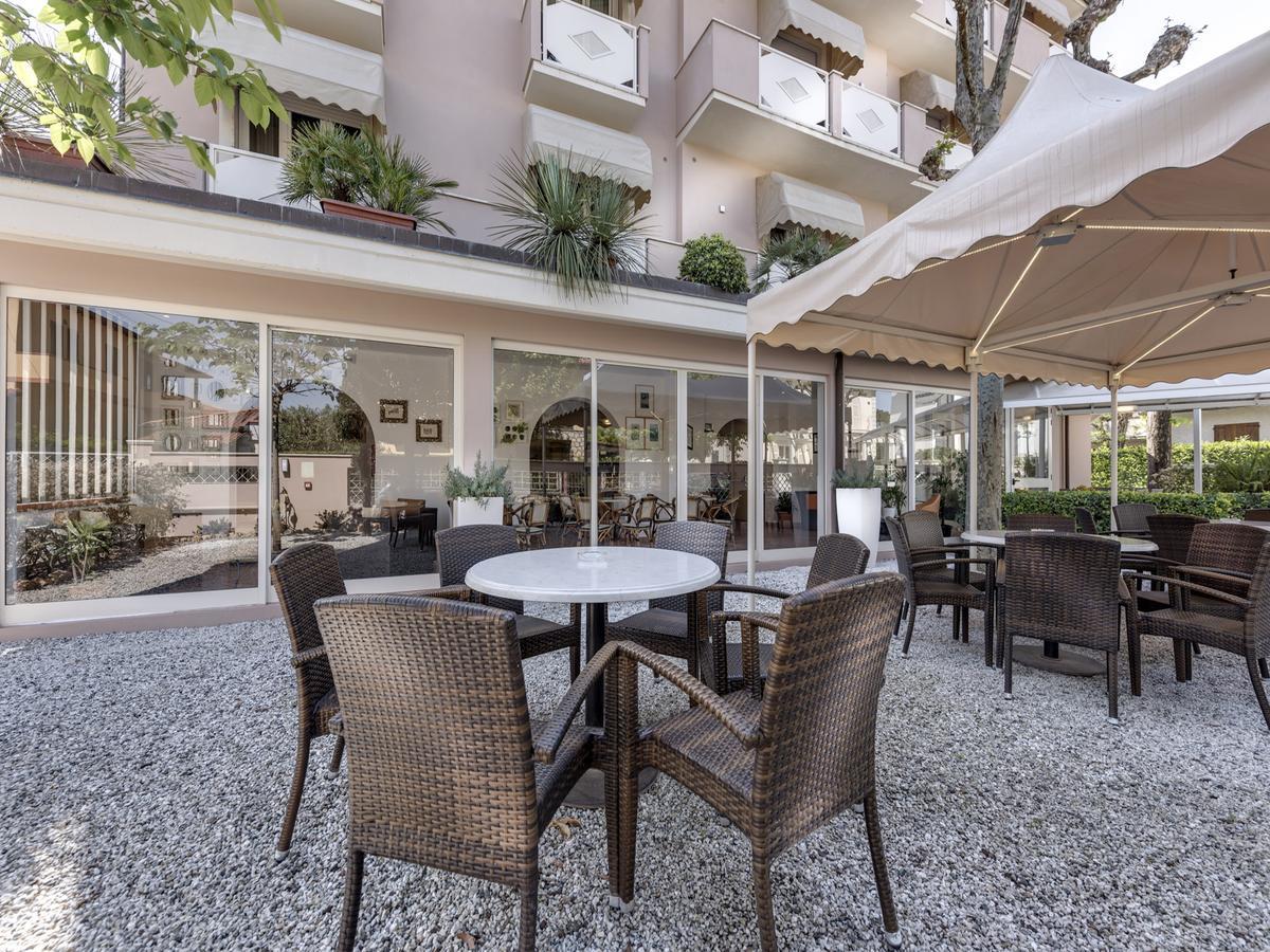 Hotel Azzurra Марина-ди-Пьетрасанта Экстерьер фото